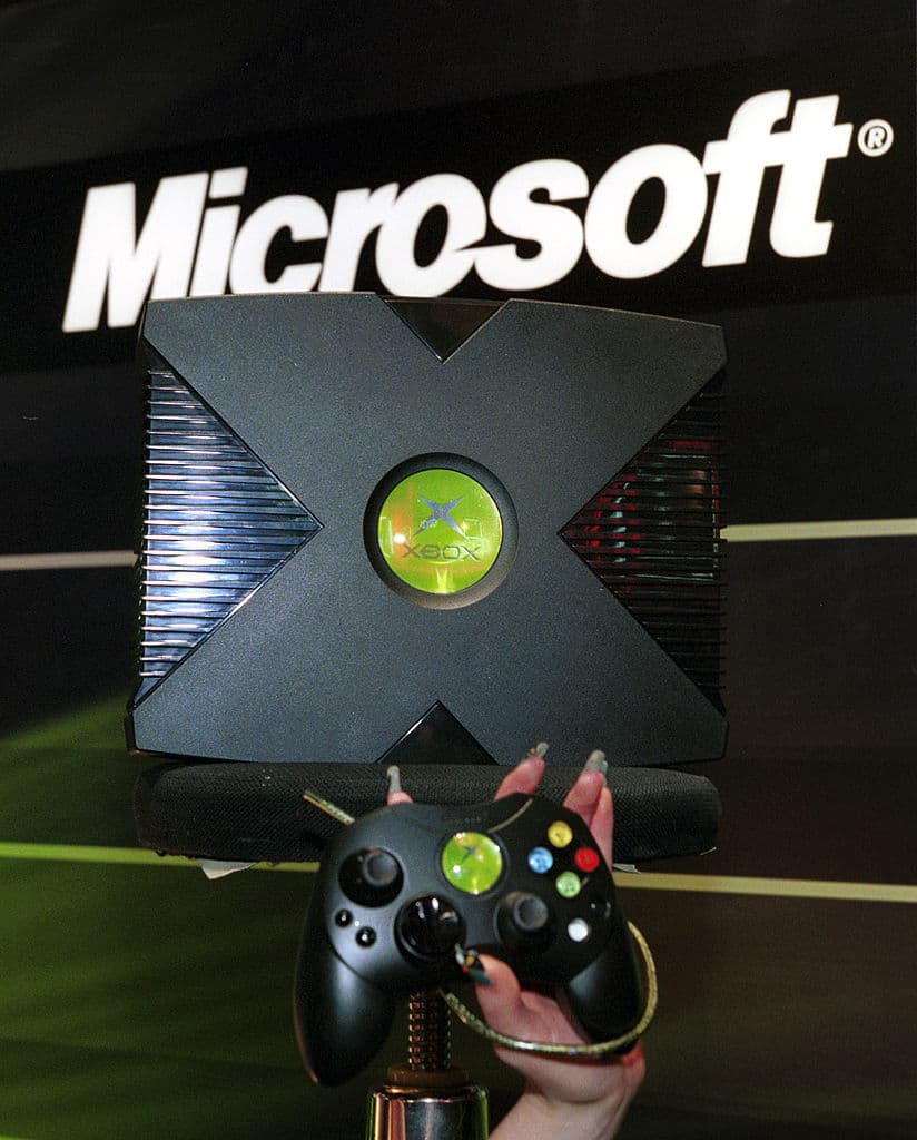 Xbox - En el año 2001, Microsoft entró al mundo de las conolas con el Xbox y logró vender más de 24 millones de estos. El juego que más se vendió para esta consola fue el Halo 2 con más de 8.4 millones de copias.