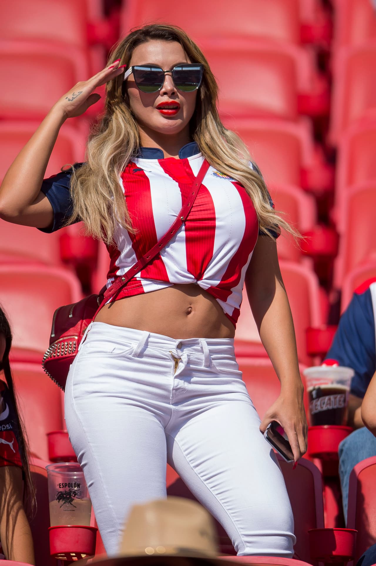 Aficionados de Chivas y Tigres disfrutaron de un gran espectáculo. Música, carne asada, sombreros, maquillajes, máscaras y banderas fueron la constante en el Estadio Chivas.