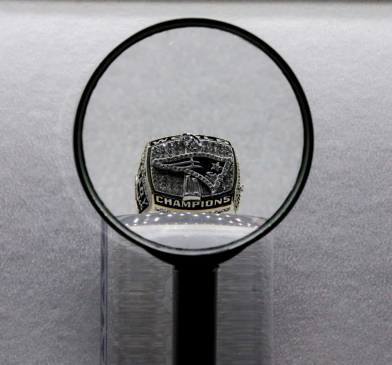 Con lupas frente a los anillos, los visitantes pueden ver en detalle el accesorio característico de los ganadores del Super Bowl.