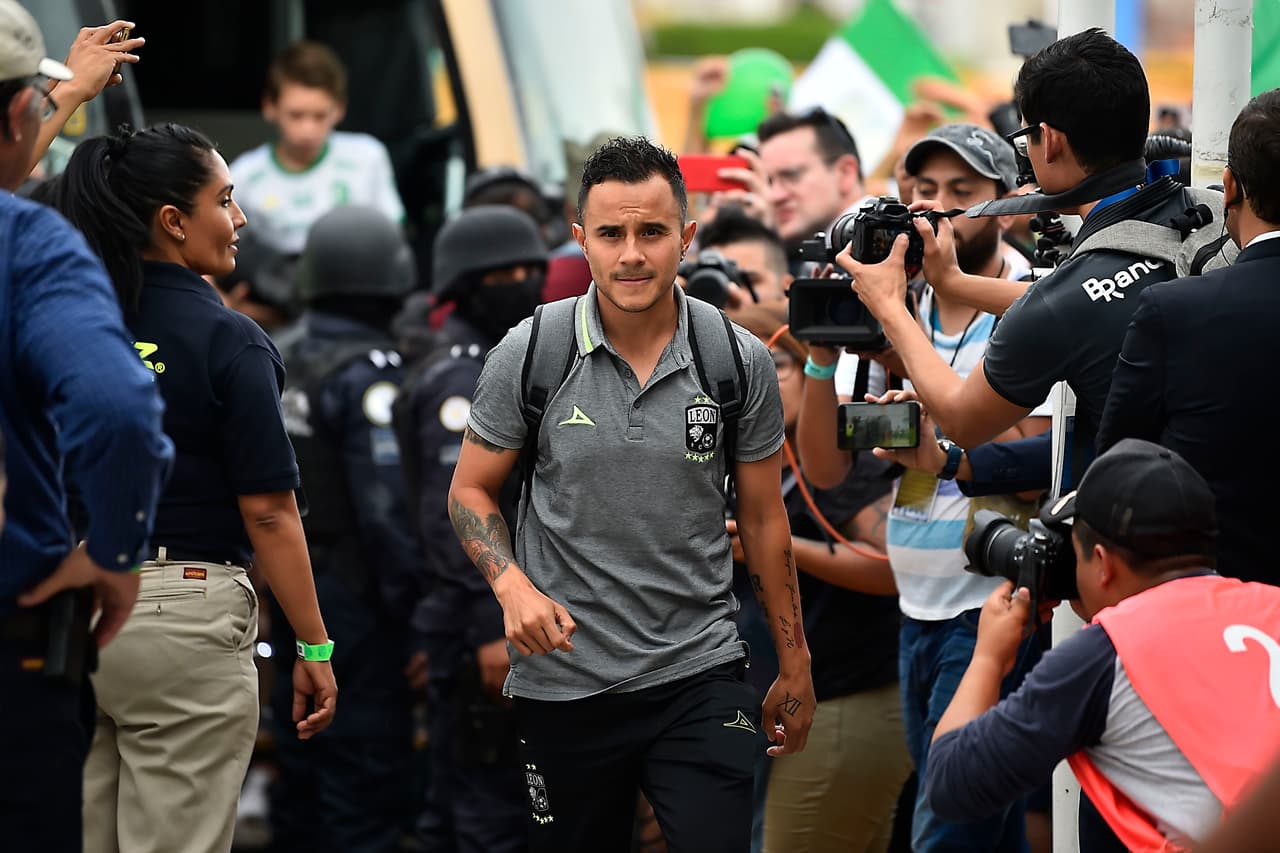 El capitán del equipo del Bajío haciendo su entrada al Estadio León para la gran Final del fútbol mexicano. Un jugador muy reconocido por la afición esmeralda.