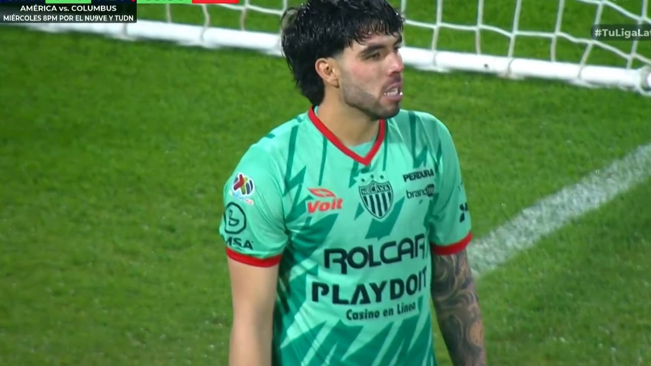 ¡Atajadón de Necaxa para evitar el gol!