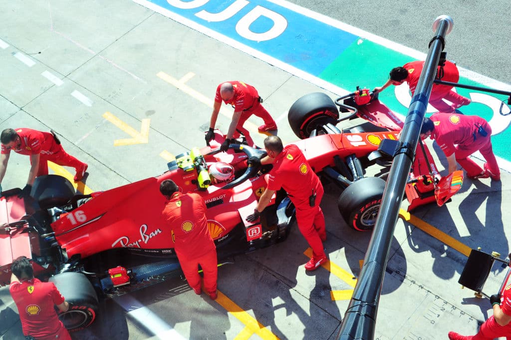 Verstappen, Norris, Ricciardo, Stroll, Albon, Gasly, Kvyat, Ocon, Leclerc, Raikkonen, Magnussen, Grosjean, Vettel, Giovinazzi, Russell y Latifi completan la parrilla de salida.