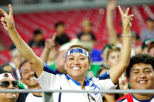 Aficionados mexicanos y catrachos colmaron las gradas del imponente University of Phoenix para el partido de cuartos de final entre México y Honduras.