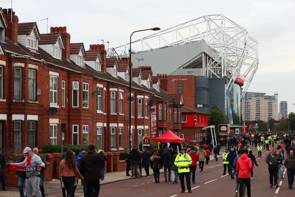 Con los pintorescos apartamentos de esta calle que desemboca en el recinto que tienen los Red Devils como hogar, atestiguando la llegada de los aficionados ya se respiraba buen ambiente.