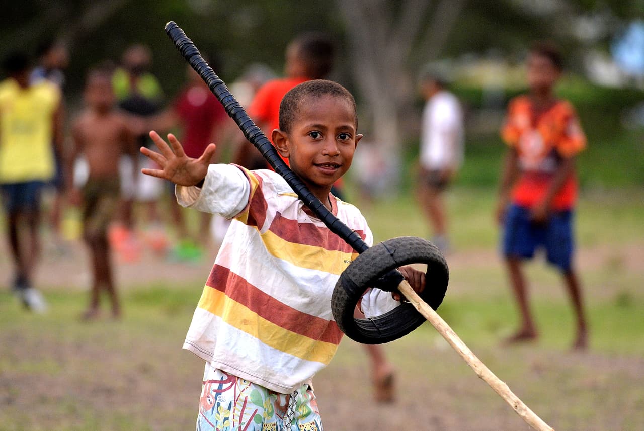 Para practicar este deporte, los jóvenes necesitan apenas de un par de implementos, entre ellos el balón, y eso sí de mucha pasión.