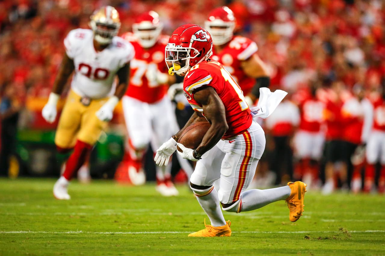 Tyreek Hill extiende contrato con Chiefs por 54 millones