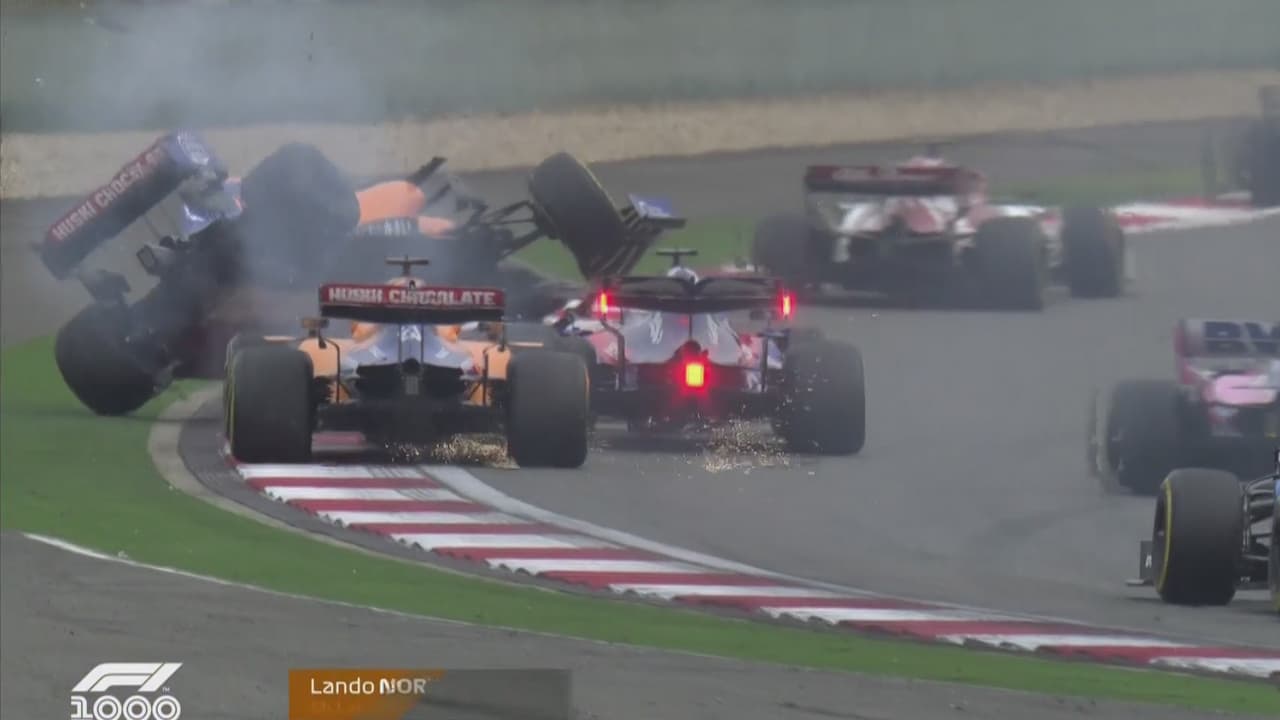 ¡Triple choque entre Sainz, Norris y Kvyat!