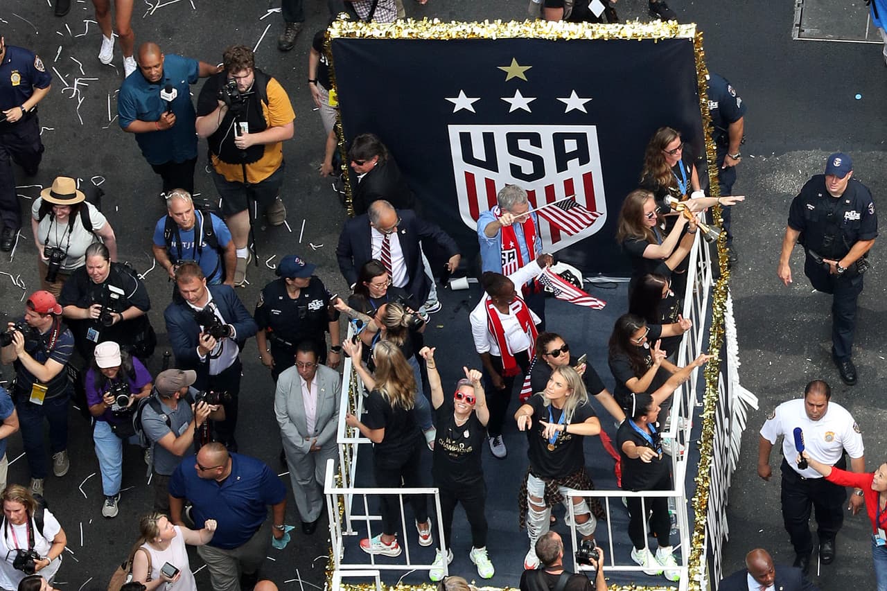 El alcalde de la ciudad de Nueva York, Bill de Blasio, viaja en una carroza con Megan Rapinoe, Julie Ertz y el resto del Equipo Nacional de Fútbol Femenino de EE.UU. mientras celebran durante un desfile de Victory Ticker Tape por el Cañón de los Héroes el 10 de julio de 2019 en el municipio de Manhattan de la ciudad de Nueva York. Estados Unidos derrotó a Holanda el domingo para ganar la Copa Mundial Femenina de la FIFA Francia 2019. (Foto de Michael Heiman/Getty Images)