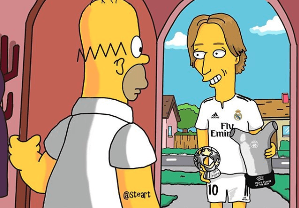 Luka Modric llegando a casa de Homero con algunos de sus trofeos.