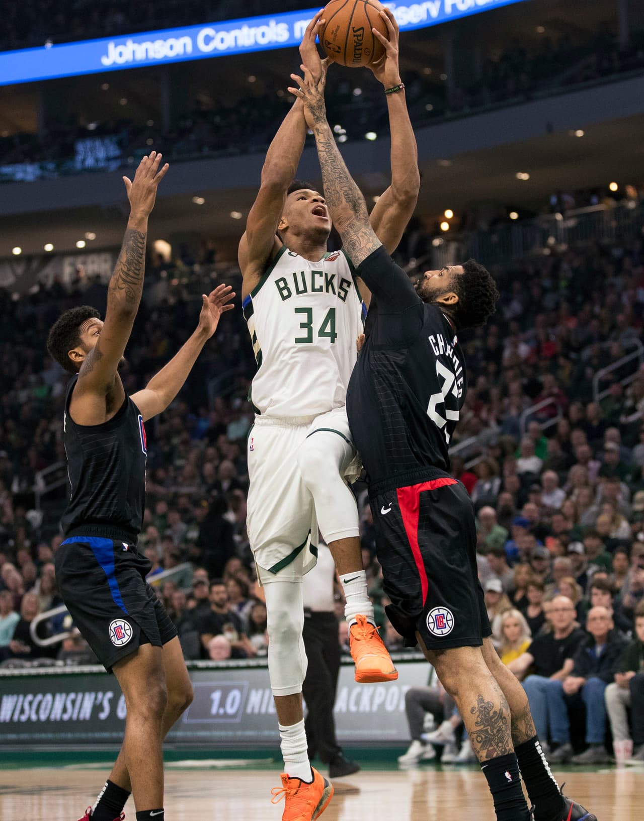 <b>LA CLIPPERS 118-128 MILWAUKEE</b>. La buena noticia es que Giannis Antetokounmpo guió a los Bucks (57-19) a un triunfo más para afianzarse como el 1 del Este pero también la mejor marca de la Liga al vencer a los Clippers (45-31), quienes ya amarraron pase a la Postemporada.