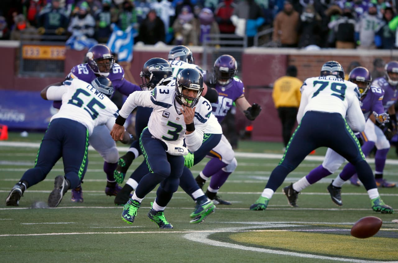 Llegó una gran jugada de Wilson, casi perdía el ovoide, lo recuperó y lanzó pase a Lockett que dejó a Seattle tocando la puerta.