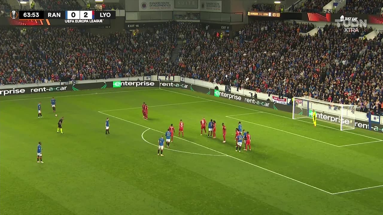 ¡CERCA! James Tavernier disparó que se estrella en el poste.