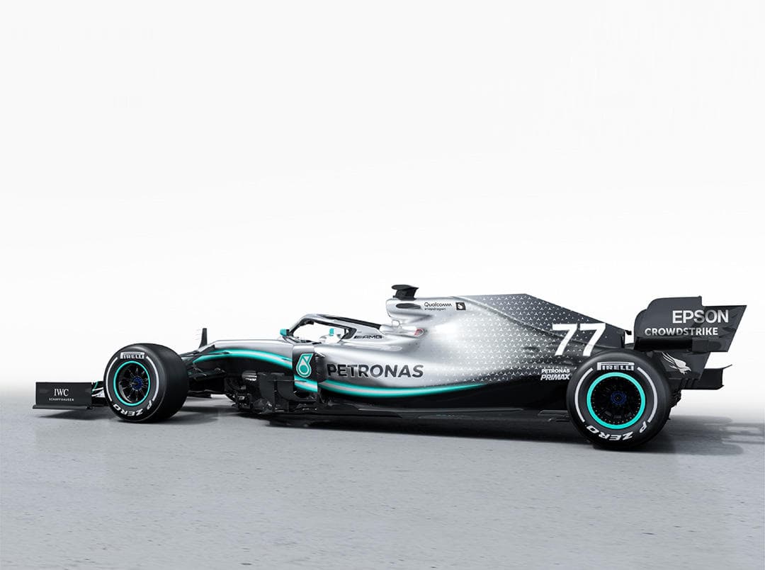 El Mercedes AMG-F1 Team se unió a la lista de los equipos que ya develaron su monoplaza para la nueva temporada de la máxima carpa del automovilismo. Sus colores plateado y azul marino siguen estando vigentes en un coche que emana elegancia y con el que Lewis Hamilton buscará retener su título de campeón mundial.