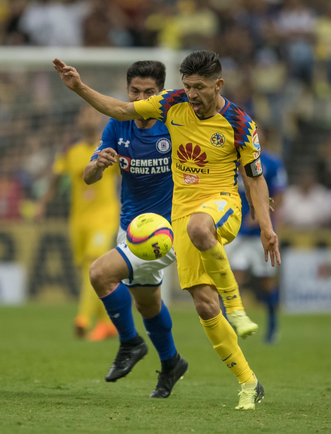 Por otro lado, está el Clásico Jóven entre América y Cruz Azul con 101 años de historia en los cuales han jugado 171 veces, aunque se dice que la rivalidad fuerte inició con la final del torneo 1971/1972. La cuenta en este momento está a favor de las Águilas por 62-51.