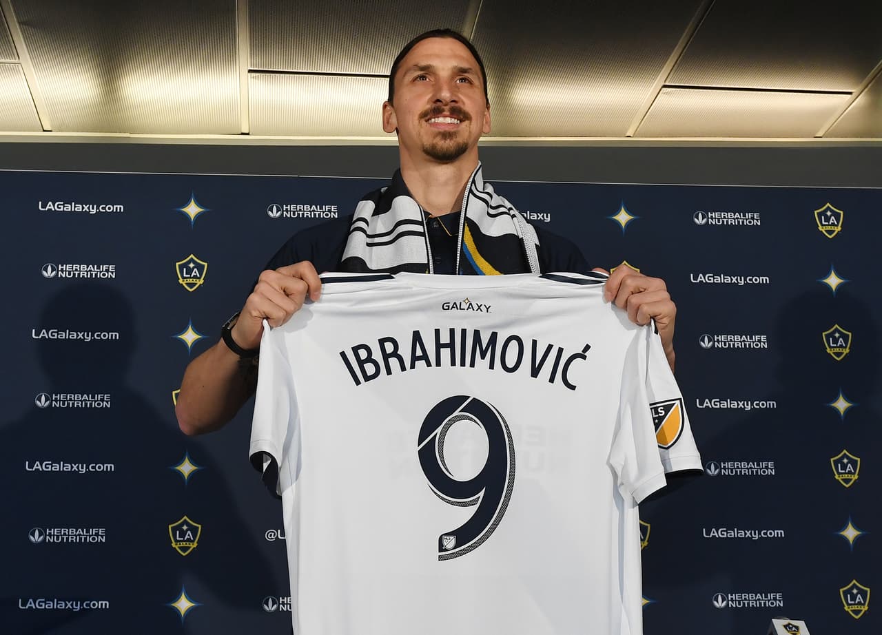 Ese no es el caso de Zlatan Ibrahimovic, cuya forma de ser lo ha llevado a mostrarse como una persona con suficiencia, todo un fuera de serie.
