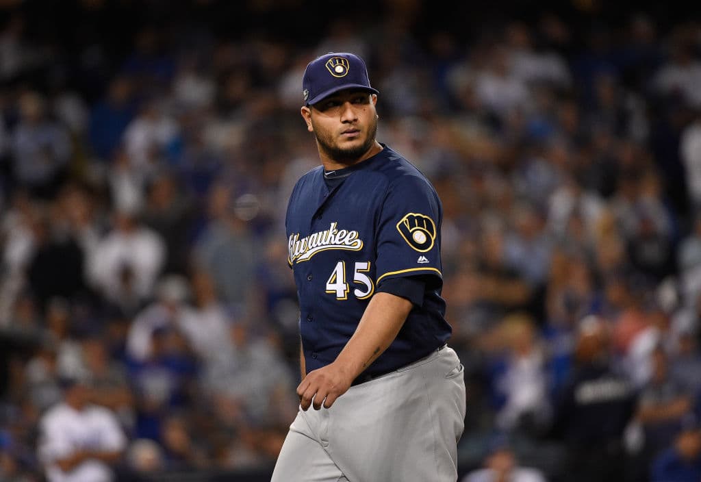 En el segundo inning el abridor de los Brewers, el venezolano Jhoulys Chacín, se metió en problemas. Se llenaron las bases de Dodgers pero ponchó a su contraparte Walker Buehler para salir del lío.