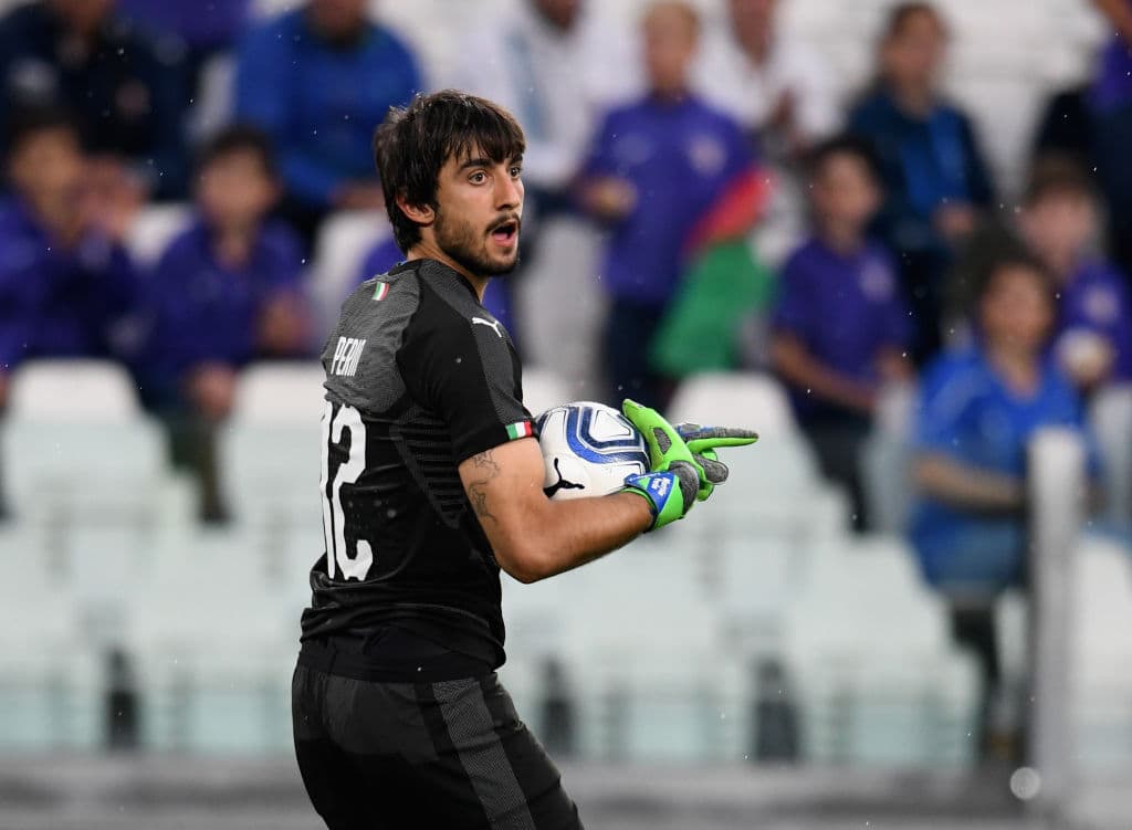 El joven guardameta italiano Mattia Perin está a punto de dejar de ser portero de la Juventus de Turín. El meta aterrizó la pasada madrugada en el aeropuerto de Lisboa para cerrar su traspaso al Benfica, donde buscará ser titular, algo que no ha podido lograr en la Juve. Perin costará a la entidad lusa unos 15 millones de euros y firmará por 4 temporadas.
