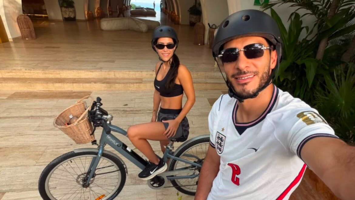 ¿Apoya a Inglaterra? Raúl Jiménez luce playera de Harry Kane en sus vacaciones