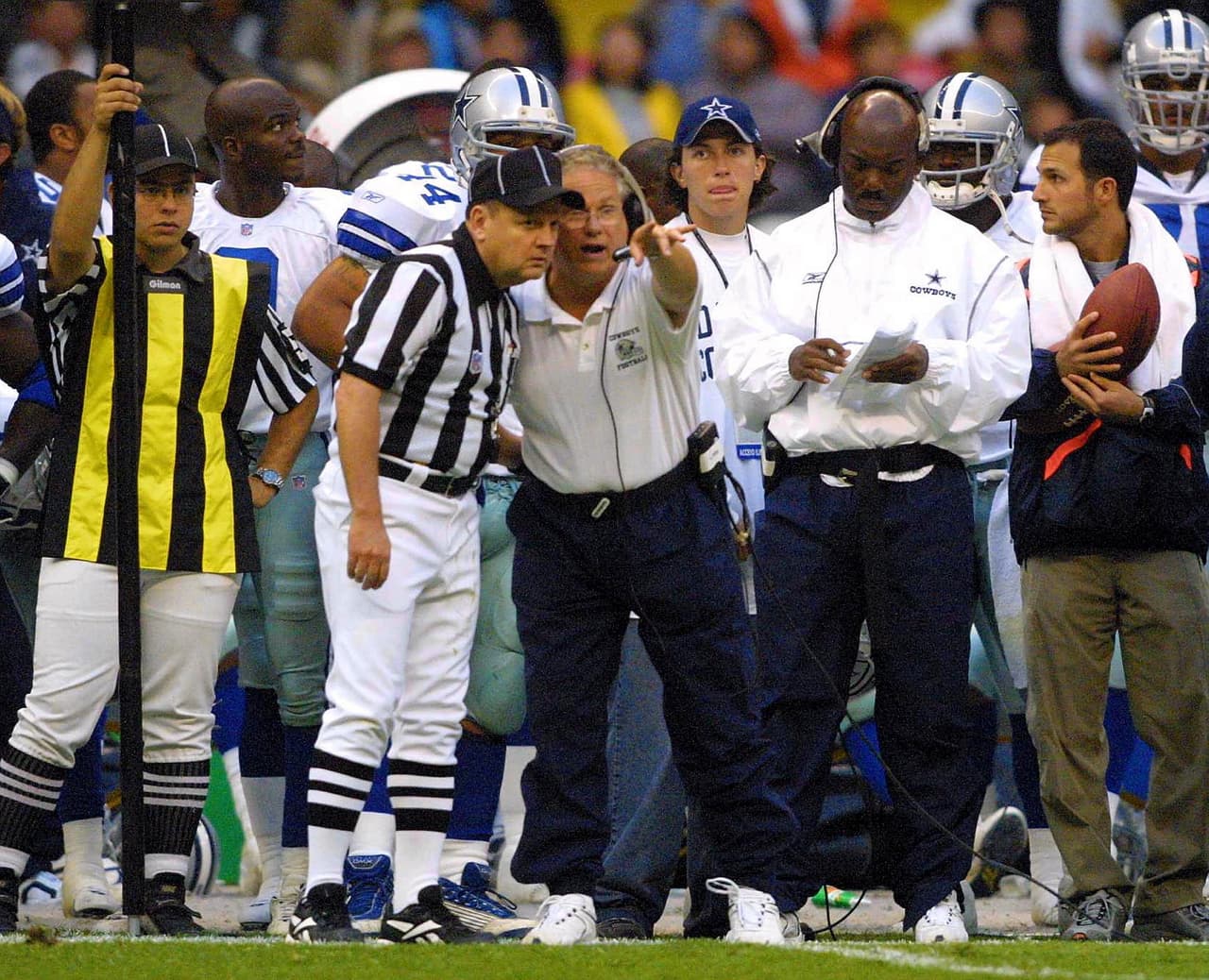 El entrenador en jefe de los Cowboys, Dave Campo, conversando con un oficial durante el primer cuarto del American Bowl NFL 2001 en partido donde enfrentaron a los Raiders.