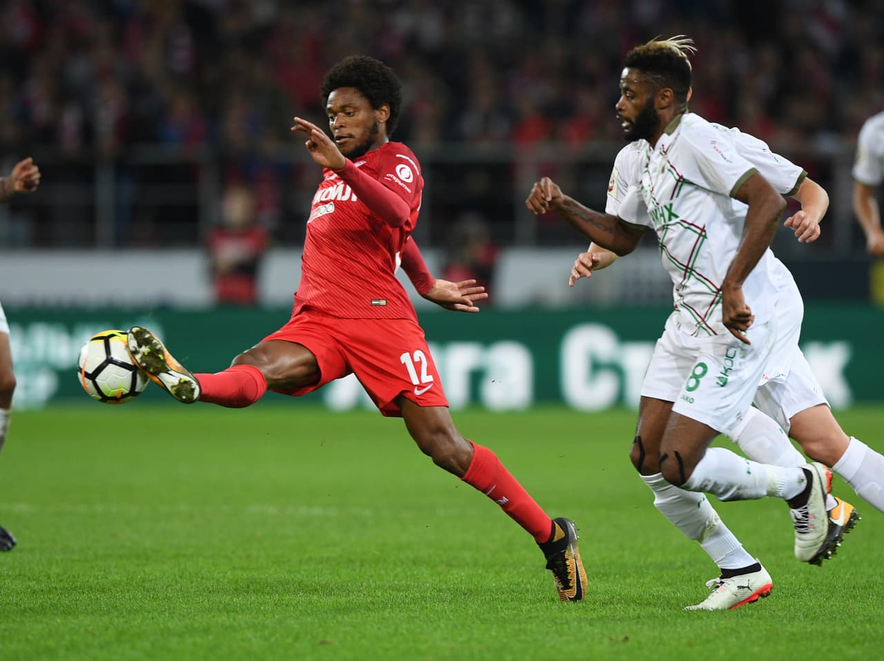 La directiva prometió conseguirle una residencia particular y, tras seis meses de vivir en un hotel, simplemente fue informado de que viviría en las instalaciones del club.