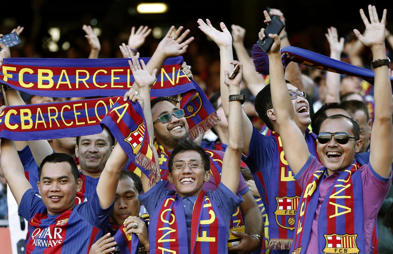 Los aficionados locales se hicieron sentir en el Camp Nou, donde nunca hacen falta los turistas de distintas partes del mundo.