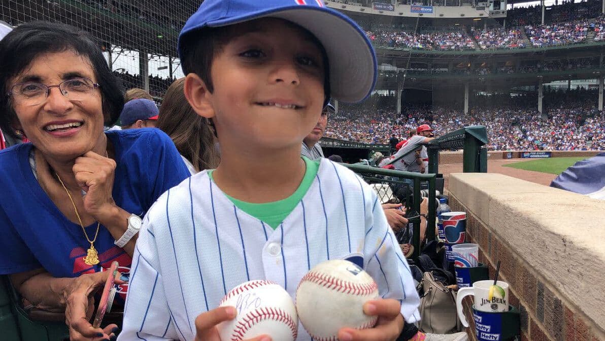 El pequeño terminó el partido con dos pelotas, una de ellas firmada por una estrella de los Cubs.