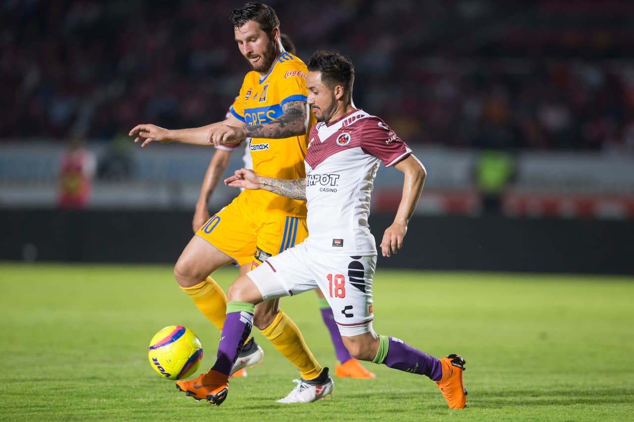 Tigres se siguió acercado al área del Veracruz. El jugador más peligrosos resultaba ser Andre-Pierre Gignac con dos remates, uno por encima del arco y otro que sacó Melitón.