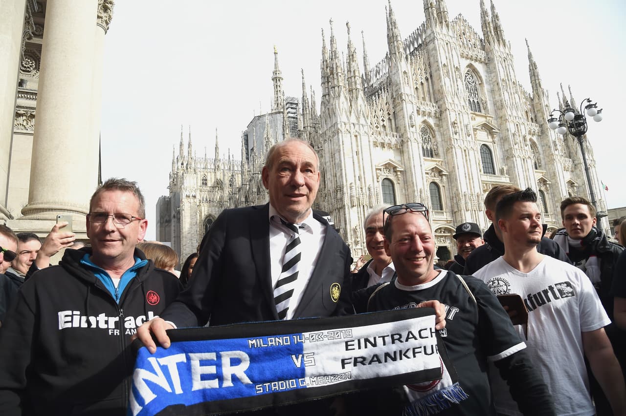 La fiesta en Milán fue cortesía de un gran grupo de fanáticos del Eintracht Frankfurt que se reunieron en la Piazza del Duomo antes de ir al Stadio San Siro incluso con la presencia del presidente del equipo, Peter Fischer, quien se contagió de la alegría que desbordaban con sus banderas y fundas alegóricas a las Águilas.