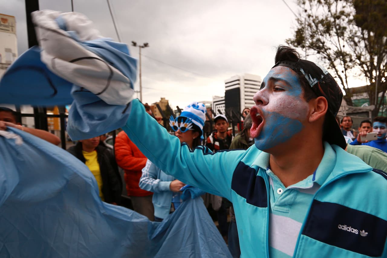 Los argentinos en Quito siguieron con fe a sus seleccionados con la obligación de sumar como visitantes para soñar con Rusia 2018.