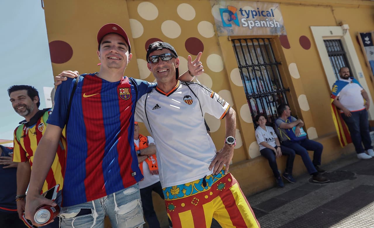 Sevilla ha sufrido el asalto de miles de aficionados del Barcelona y el Valencia, que han llegado con la ilusión de conseguir un título más en su palmarés en esta Copa del Rey. Desde muy temprano han colmado las calles de la ciudad andaluza y los FanFest dispuestos por la Real Federación (RFEF) en las cercanías del Estadio Benito Villamarín.