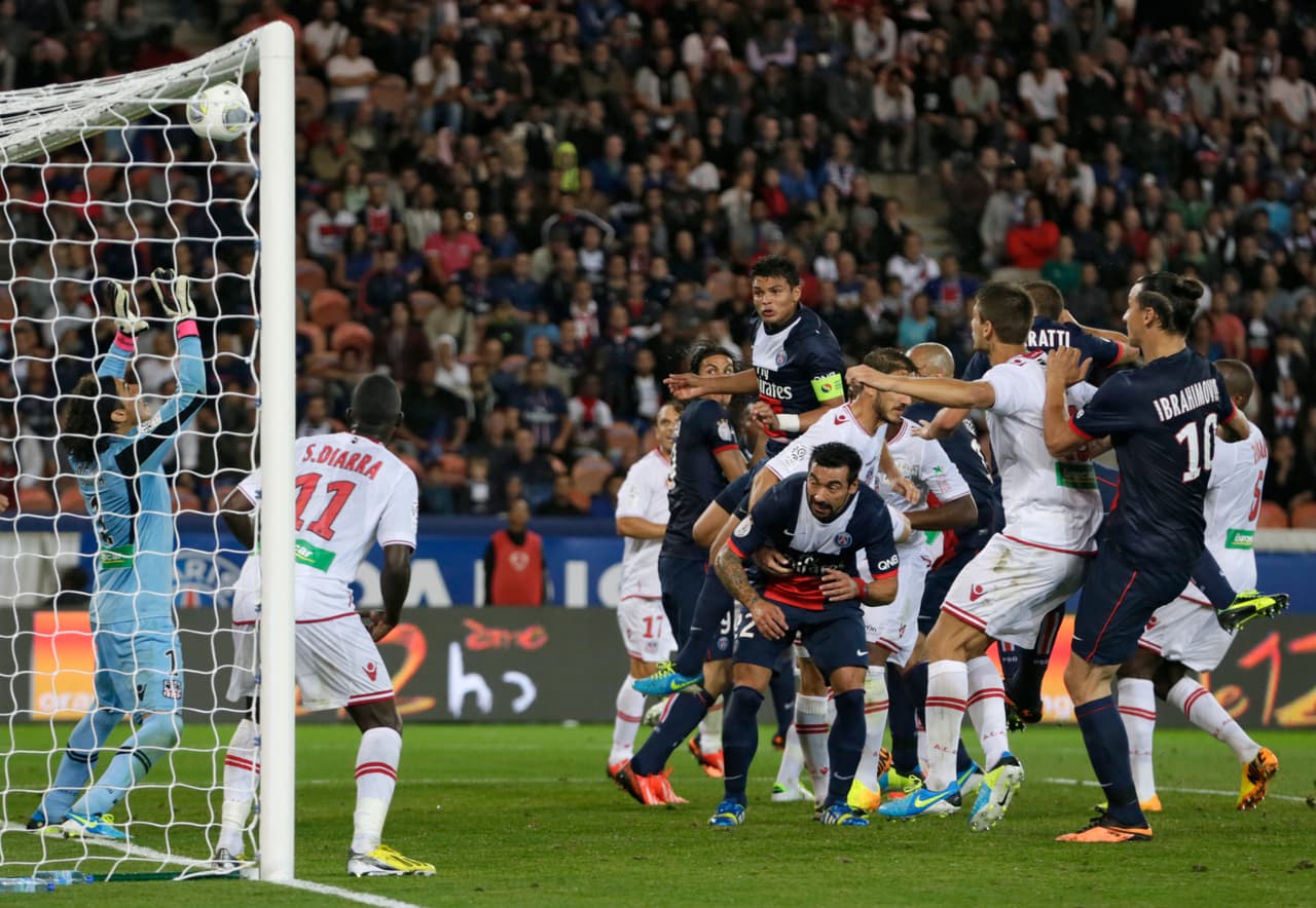 Tras no jugar en el Mundial, Ochoa esperó un año y cambió al poderoso Club América de México por el modesto Ajaccio de la Ligue 1 de Francia.