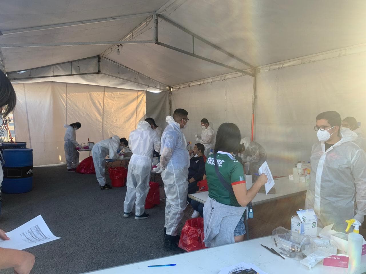 Los afortunados aficionados que consiguieron boleto para el partido más esperado de la temporada regular, comienzan a tomar sus lugares en el Estadio Akron a minutos del pitazo inicial.