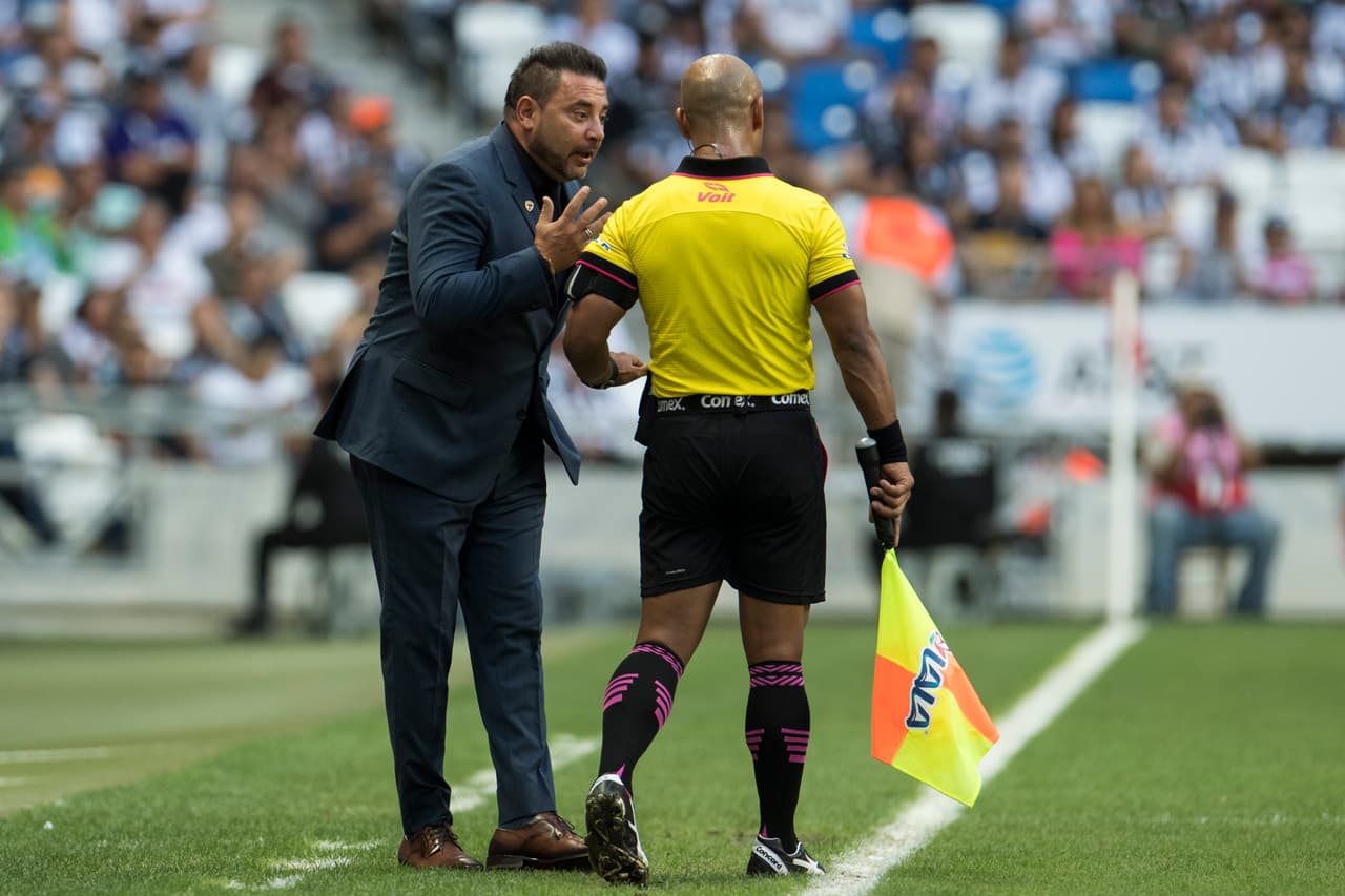 Genio y figura. Mientras el equipo celebra, Mohamed algo reclama al juez de línea.