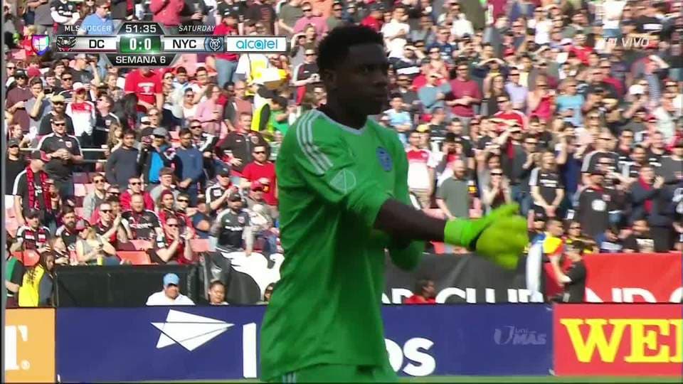 Frederic Brillant despeja el balón y aleja el peligro