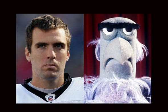 Joe Flacco solo tendría que mantener esa seriedad en rostro y un unas plumas para quedar igual a Sam de Plaza Sésamo. (Foto: Twitter)