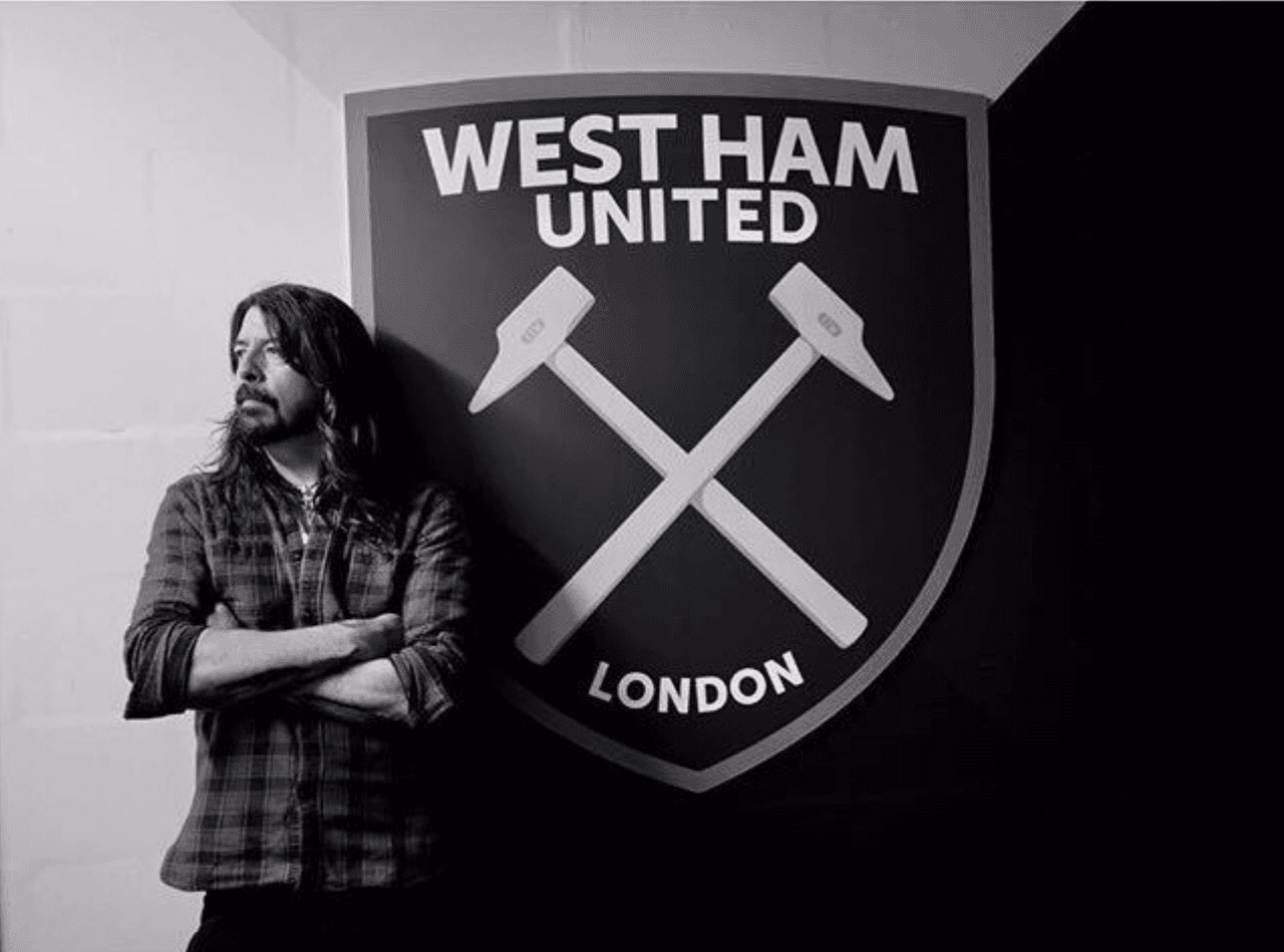 Dave Grohl se encontraba de gira y aprovechó para ir a un partido del West Ham United e instantáneamente se enamoró del equipo.