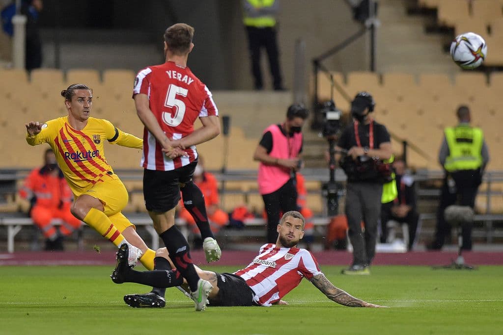El doblete de Lionel Messi y los goles de Antoine Griezmann y Frenkie de Jong hacen que el Barcelona pase por encima del Athletic de Bilbao 4-0 y conisguen su primer título de la temporada.