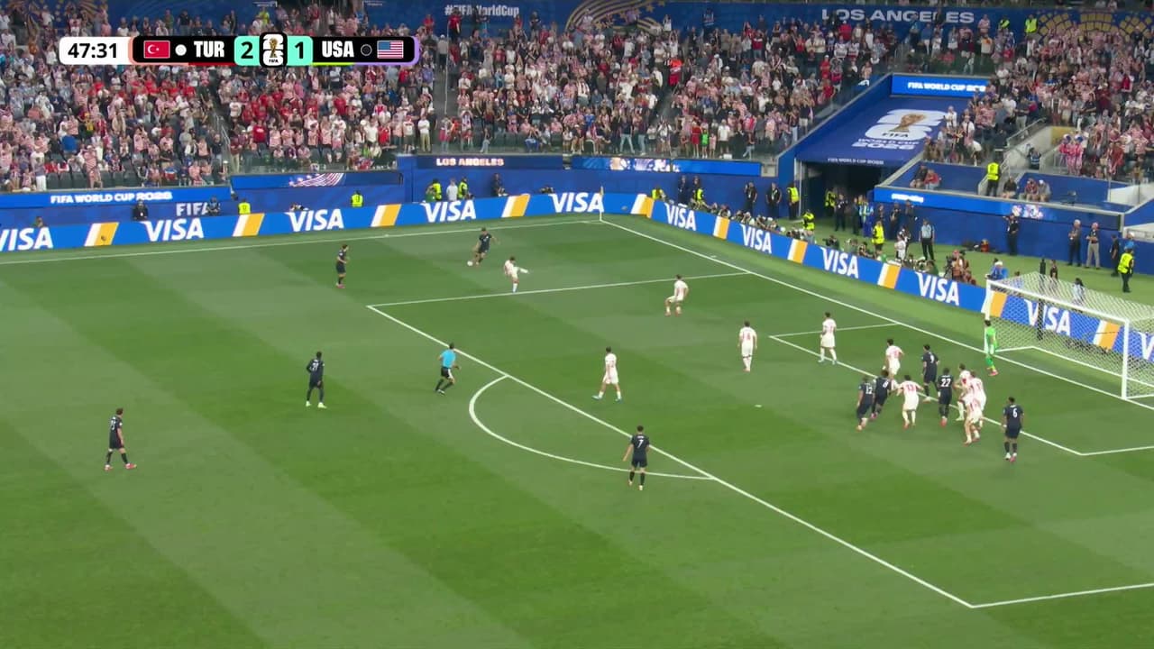¡GOL!  anota para Estados Unidos. Sebastian Berhalter