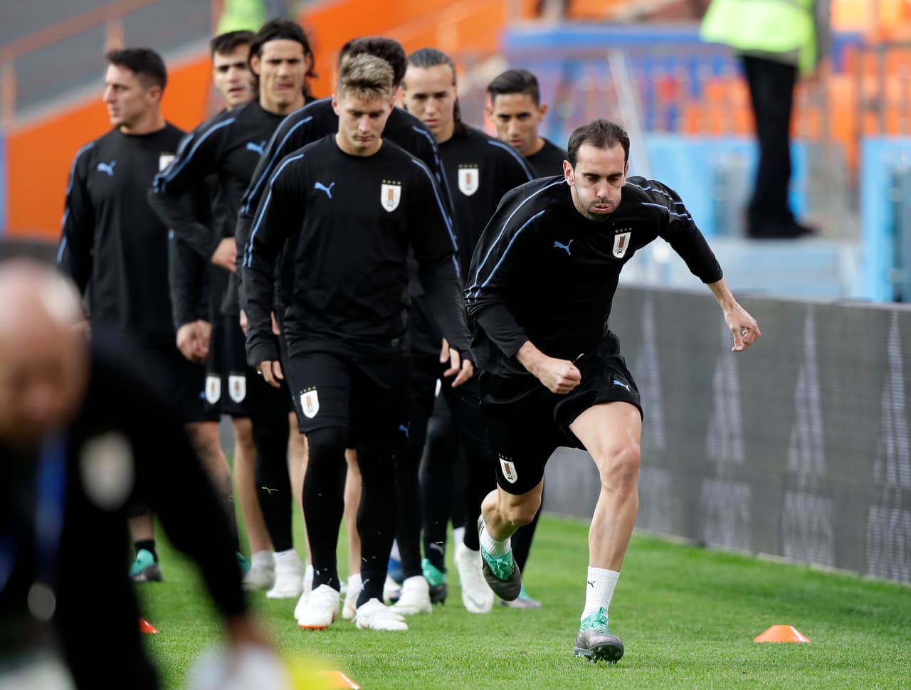 En primer plano aparece el estelar defensa del Atlético de Madrid y de la oncena charrúa, Diego Godín, quien espera imponer la ley y el orden ante un desesperado equipo saudí.