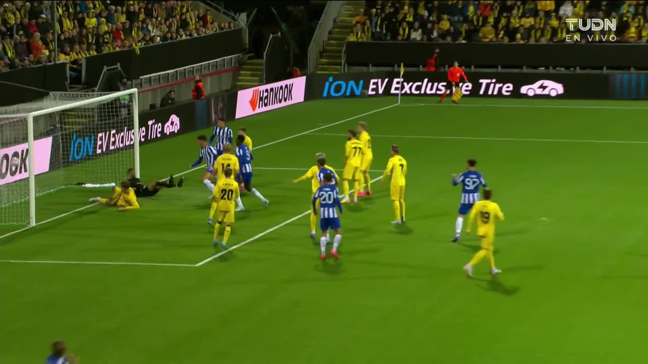 ¡Gol del Porto! Deniz descuenta con un remate de cabeza a balón parado