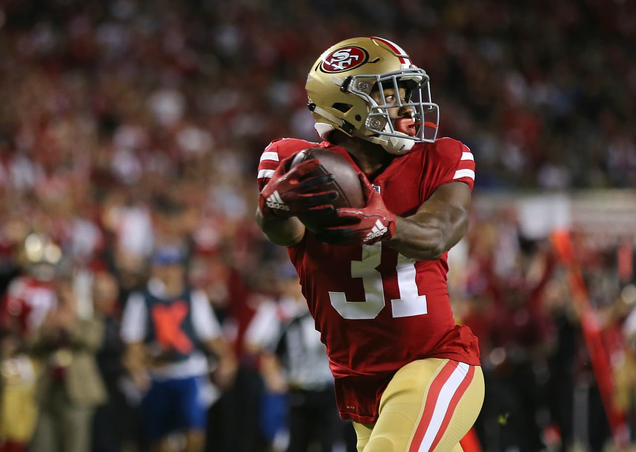 Raheem Mostert se escaparía en acarreo de 52 yardas hasta la zona final para poner más tierra de por medio entre los dos rivales de la bahía del norte de California. Ganaban 31-3 los 49ers.