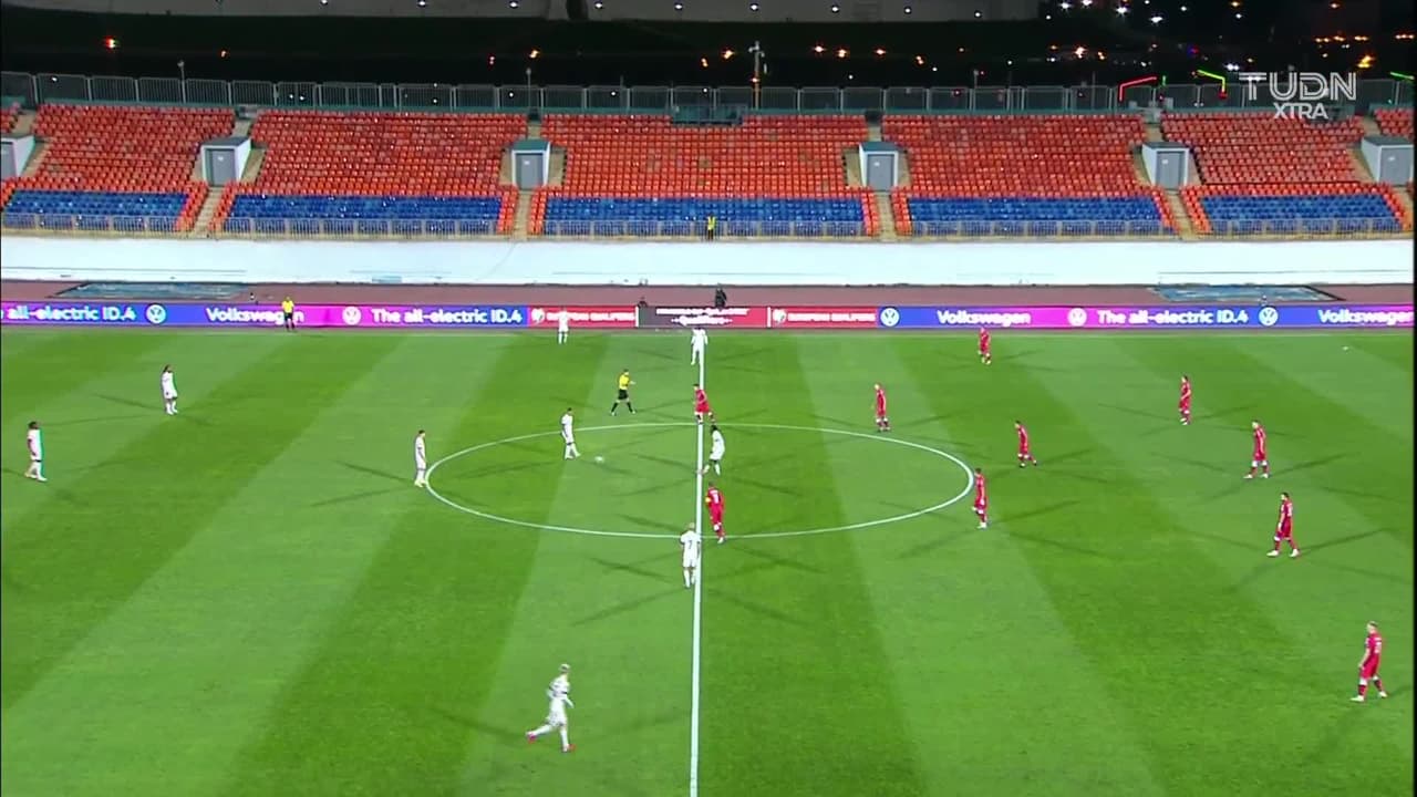 Arranca el partido y la pelota está en juego.