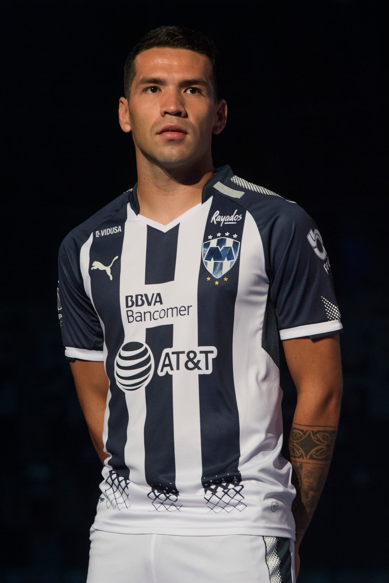 En cuanto a la nueva playera, se eliminaron los detalles rojos que tenía el modelo pasado y prevalecen los colores icónicos del club.