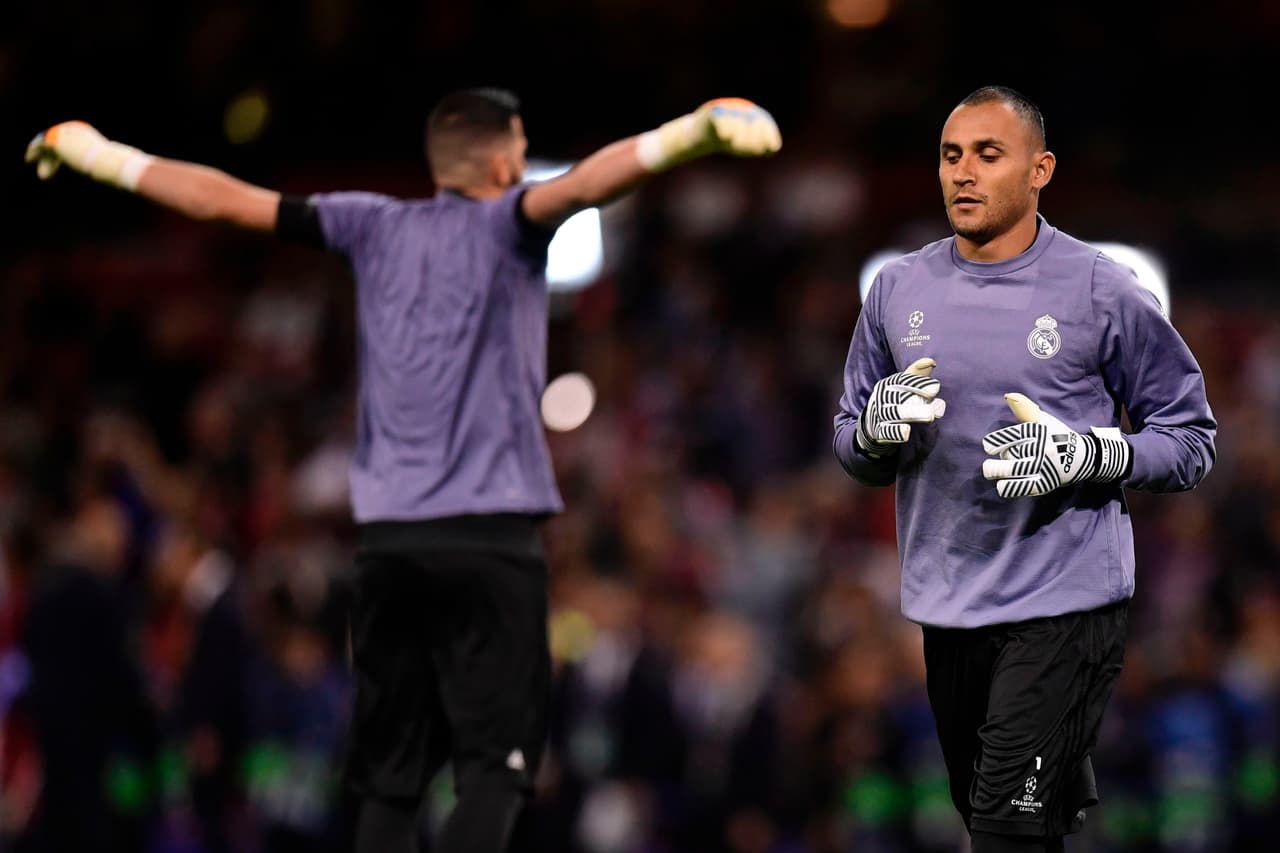 Real Madrid's Costa Rican goalkeeper Keylor Navas (R) warms up ahead of the UEFA Champions League final football match between Juventus and Real Madrid at The Principality Stadium in Cardiff, south Wales, on June 3, 2017. / AFP PHOTO / Javier SORIANO (Photo credit should read JAVIER SORIANO/AFP/Getty Images)