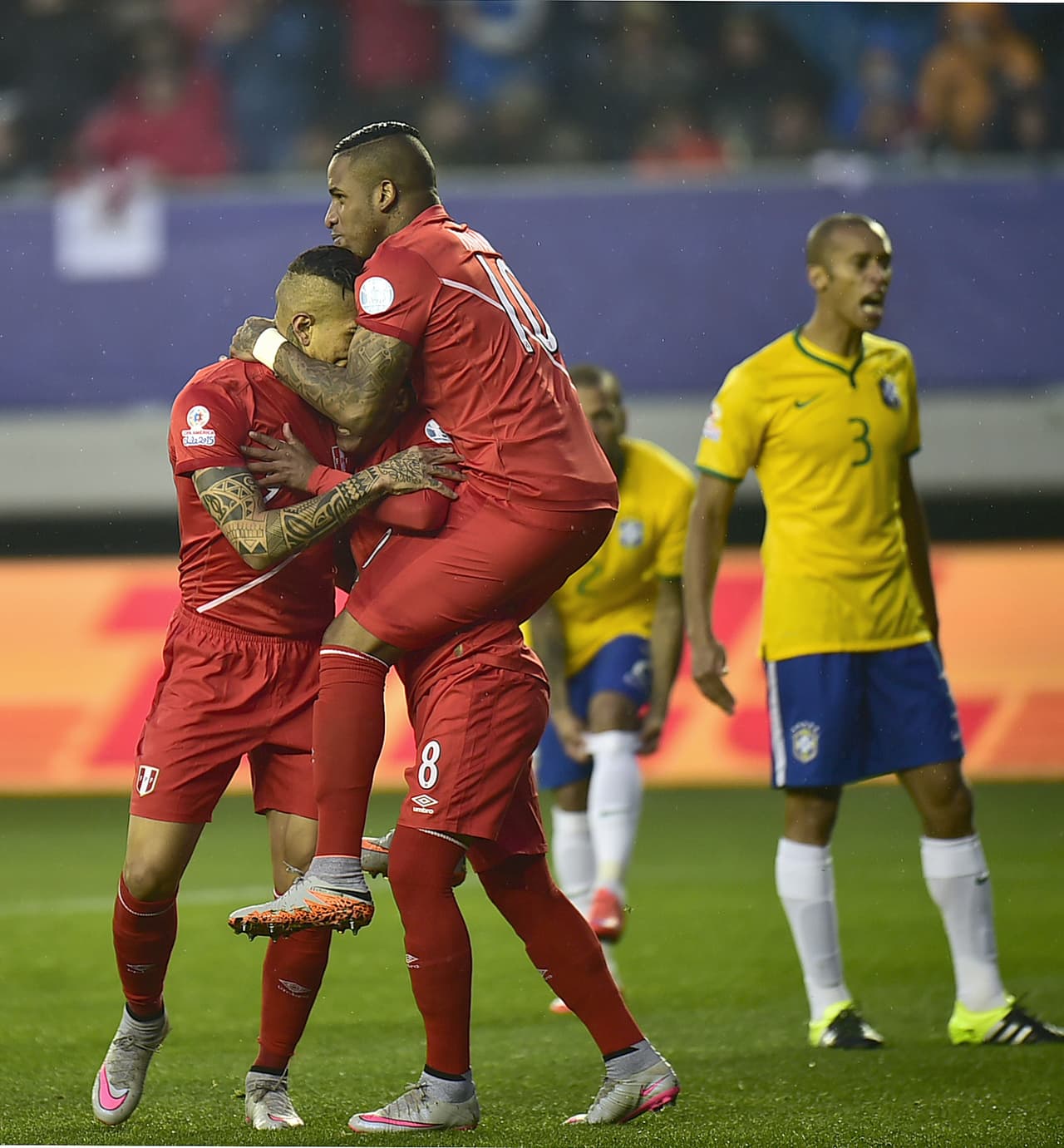 Cuevas aprovechó un error de David Luiz y del portero Jefferson para adelantar a Perú.