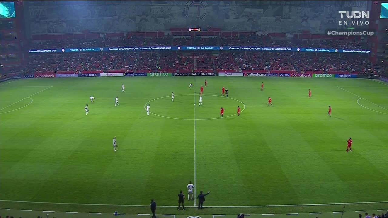 Arranca el partido y la pelota está en juego.