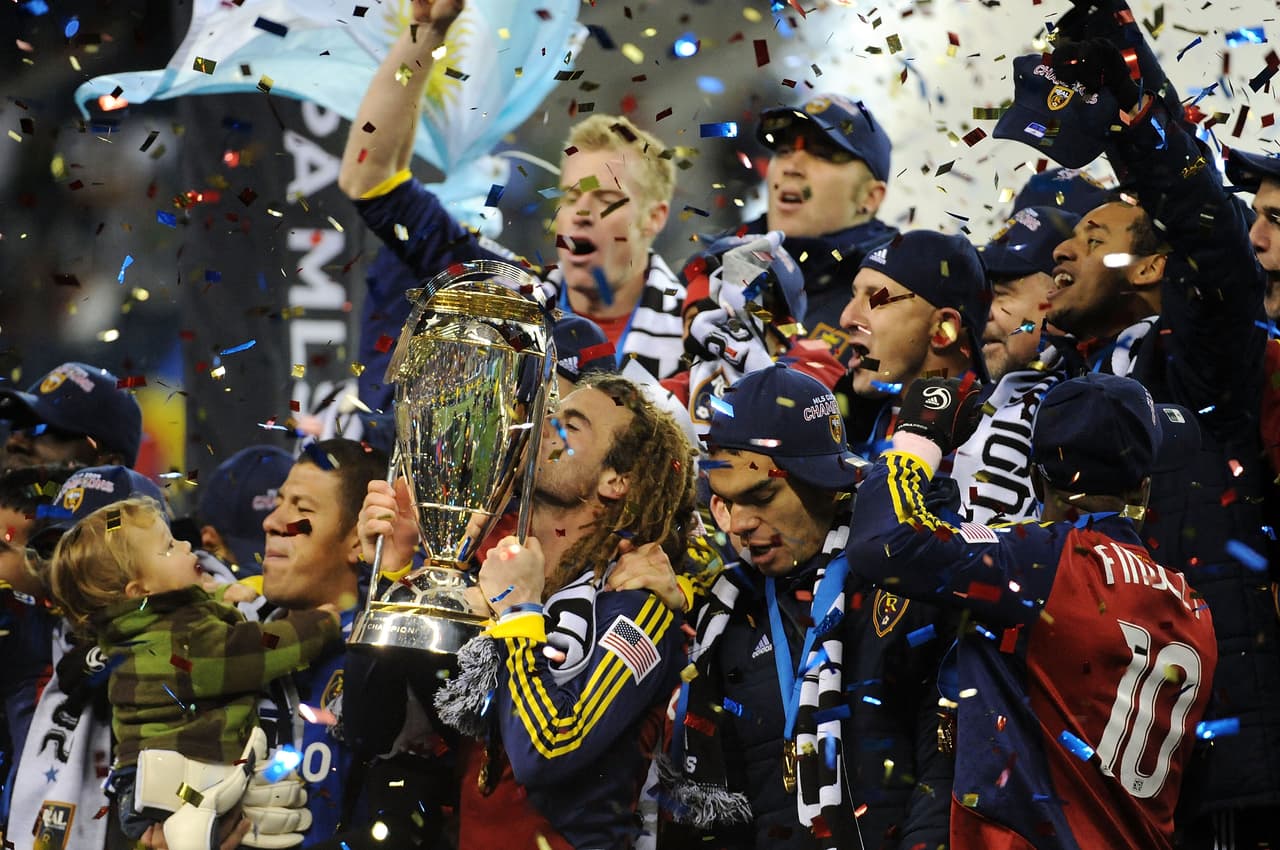 En 2009 es tiempo de la coronación de Real Salt Lake. El capitán Kyle Beckerman besa el trofeo, mucho más parecido a los que reciben los campeones europeos.