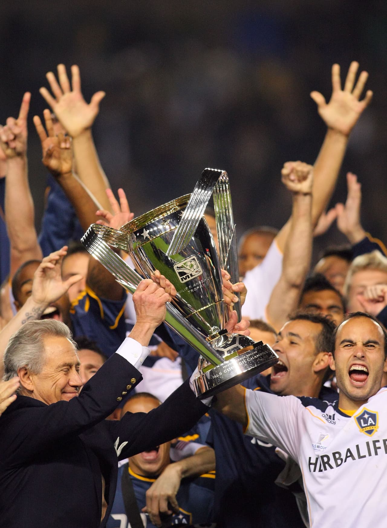 Con Landon Donovan y David Beckham, LA Galaxy gana por primera vez el nuevo trofeo Philip F. Anschutz, que pesa 43 libras (19.5 kg).