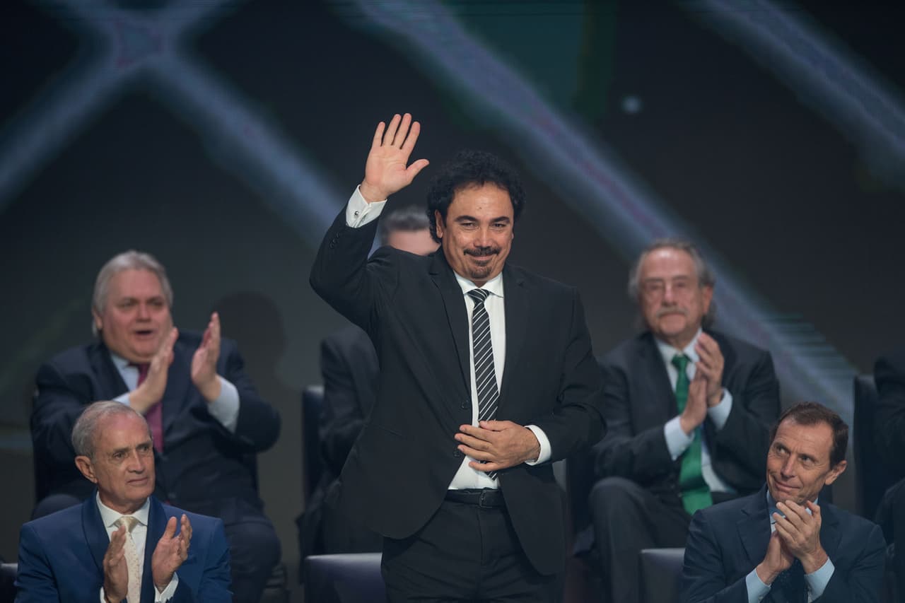 Tiene mucho tiempo fuera de los banquillos, sus resultados no fueron buenos y su relación con los directivos está rota. ¿Ser campeones del mundo con él? Utópico.