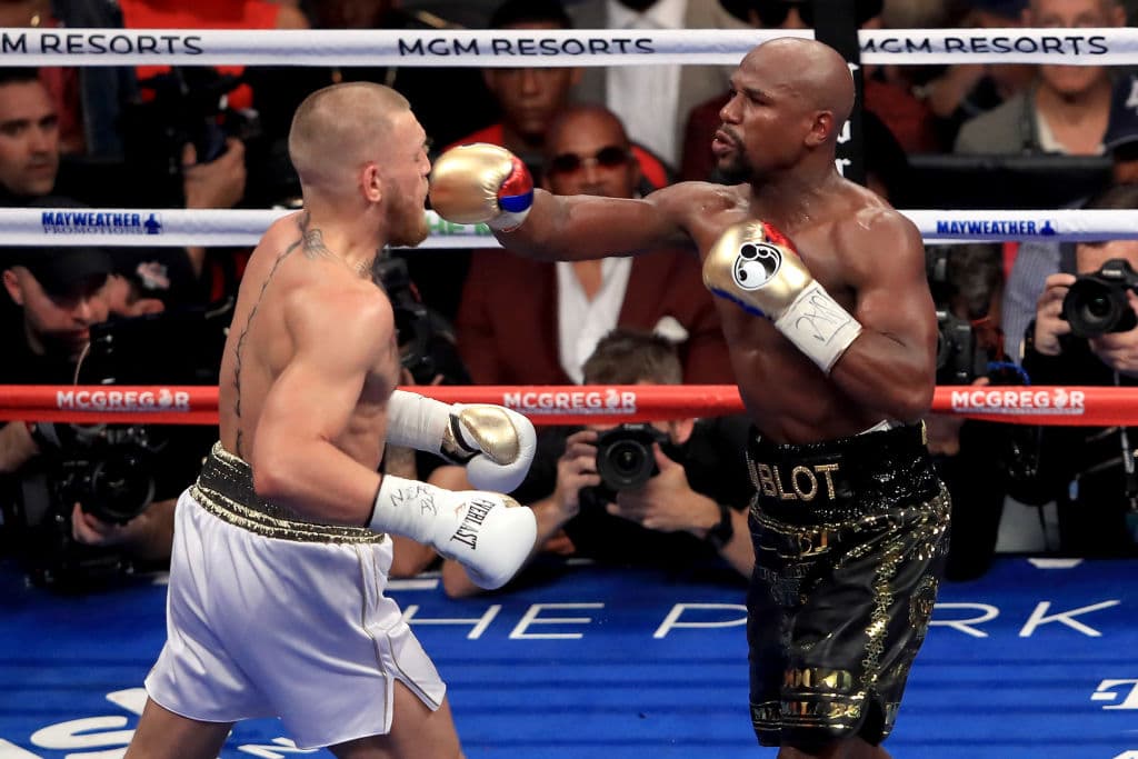 En la competencia, Mayweather dejó claras las condiciones al derrotar a McGregor sin mayores problemas en un cuadrilátero, su escenario natural.